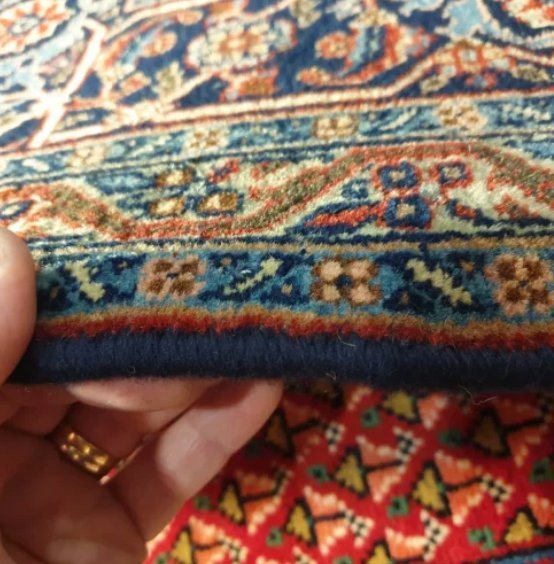 Réparation de la lisière d'un tapis d'Orient